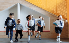 <b>太了!温州一学生校服中扯出薄膜校方辩称：是一</b>