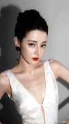 迪丽热巴写实照片白色号衣彰显时髦魅力