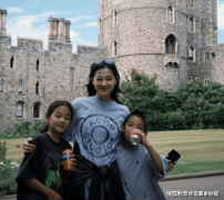 49岁梅婷带儿女去度假穿T恤+短裤时髦又减龄女儿