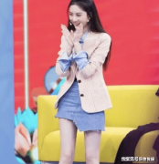 宋祖儿越来越有女王气质了斜角牛仔短裙搭配米
