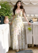 <b>25岁迪美得面前一亮穿花瓣吊带裙像花中仙女侧身</b>